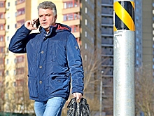 Москвичи пожаловались на фонари, которые установили посреди тротуаров