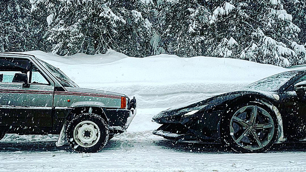 Видео: 48-сильный Fiat против 1000-сильного Ferrari в снежном дрэге