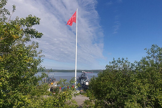 Над базой Северного флота подняли 25-метровое Знамя Победы