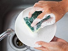 Какие опасности таит старая губка для посуды