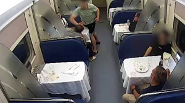 В Тверской области полиция сняла с поезда дебошира из Коми за хулиганские выходки в пути следования