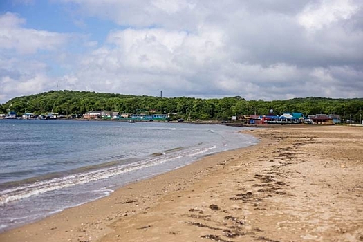 На популярном пляже Владивостока отдыхающие спасли женщину