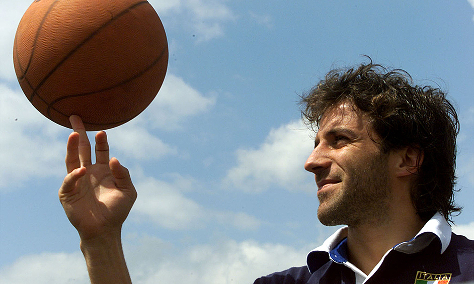 Дель Пьеро продолжает играть в футбол «для души», также играет в баскетбол, волейбол и владеет гоночной командой.  