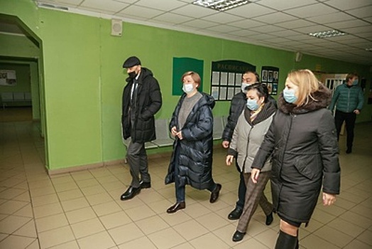 Депутаты Мособлдумы проверили качество ремонта крыши в школе №16 в Одинцове