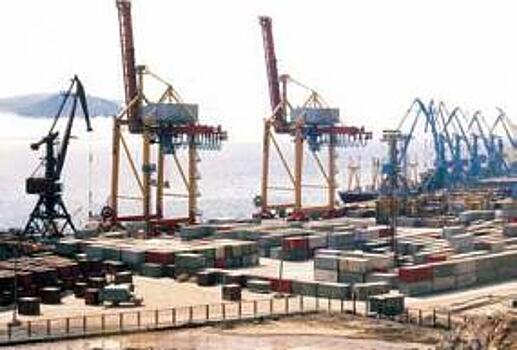 Один из причалов Магаданского морского торгового порта готов на 70%