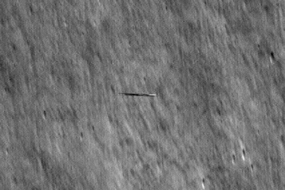 Разведчик NASA сфотографировал космический корабль на орбите Луны