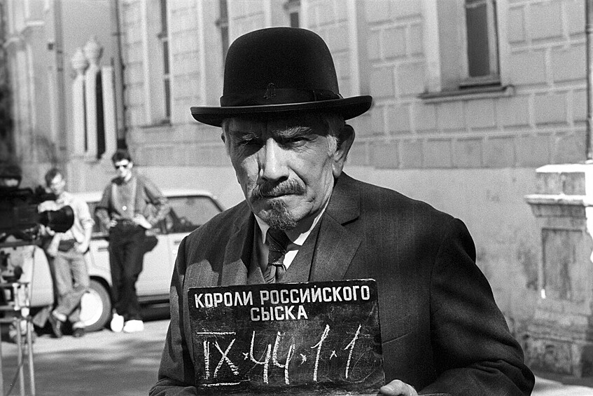 Актер Армен Джигарханян во время съемок телесериала «Короли российского сыска» режиссера Владимира Аленикова, 01 июня 1996 года