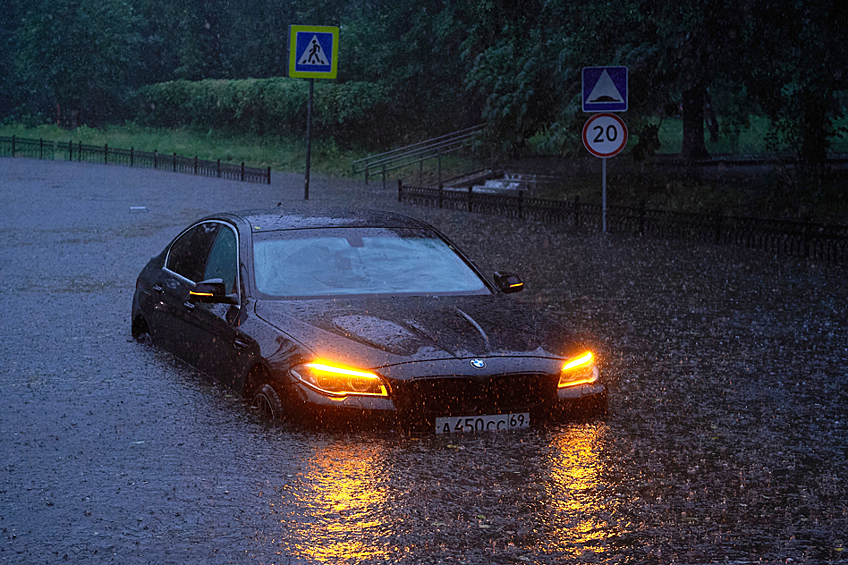 Автомобиль на одной из улиц в Москве во время дождя.