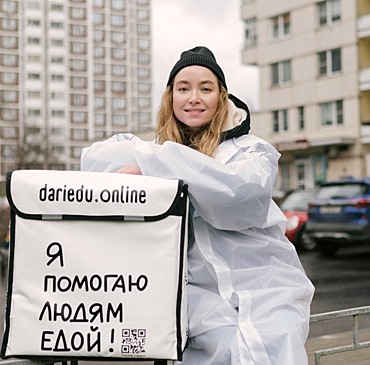 Звёзды «Кухни» и «Молодёжки» доставили еду пенсионерам из Покровского-Стрешнева