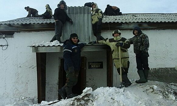 Благое дело: Мужчины села Казачье отремонтировали крышу школьного музея