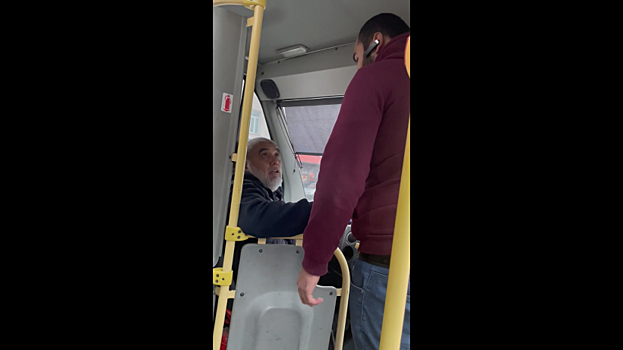 В Саратове пассажиры маршрутки наблюдали скандал двух водителей