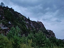 На Урале 17-летняя девушка упала со 100-метровой скалы