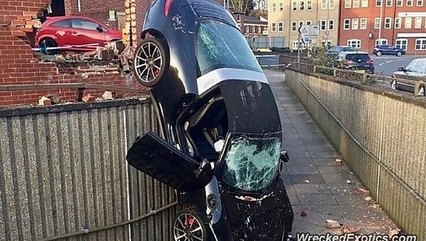 Богатые тоже бьются: пенсионер на Porsche рухнул в пешеходный переход