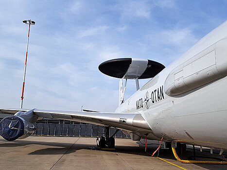 Самолет-радар AWACS блока НАТО провел разведку у западных границ России