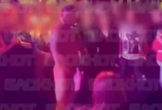 Стриптизер в военной форме станцевал перед россиянками и попал на видео