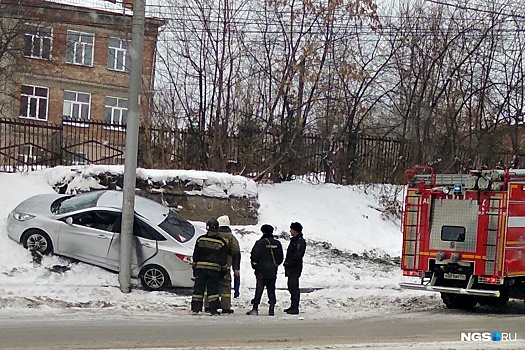 «Хёндэ» влетел в столб на Красном проспекте