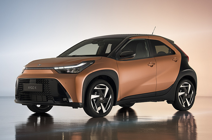 Toyota Aygo X. Японская компания обновила свой кроссовер для Европы: продажи запустят до конца этого года. На британском рынке за машину попросят от 23 445 фунтов стерлингов. Гибридная установка позаимствована у более крупного Yaris. В её основу положен 116-сильный «атмосферник» объёмом 1,5 литра: прежний литровый двигатель был на 44 силы слабее. Новый мотор совмещён с вариатором e-CVT.