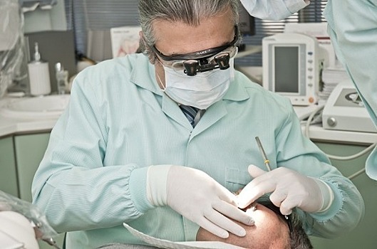 Учёные: в разрушении зубной эмали важную роль играют гены