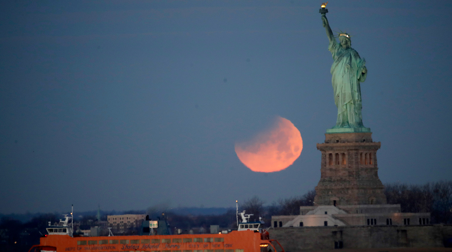 Губернатор Хокул: огни на статуе Свободы могут отключить из-за шатдауна