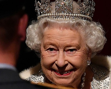 Елизавета II не смогла надеть корону