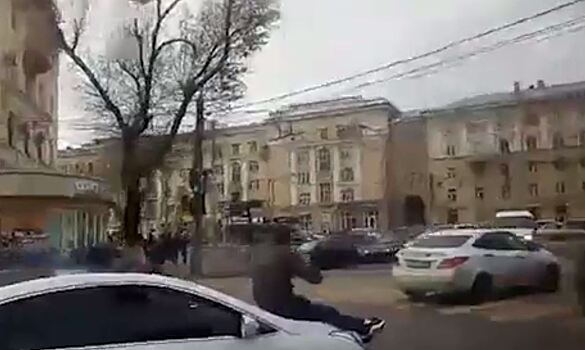 Рискованный опохмел: парень с пивком проехался на капоте вблизи полицейского УАЗика