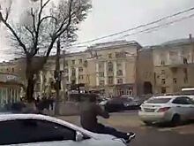 Рискованный опохмел: парень с пивком проехался на капоте вблизи полицейского УАЗика