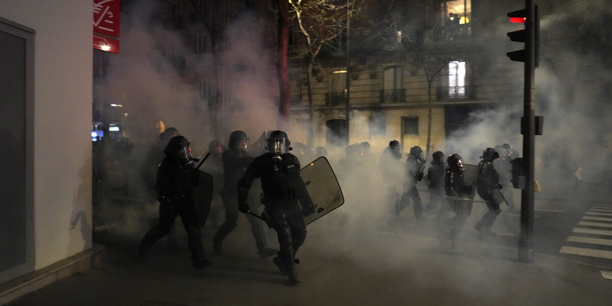 СМИ: в Париже задержали 70 участников акций против пенсионной реформы