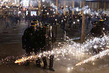 В Париже протестующие против пенсионной реформы запускают фейерверки в сотрудников полиции