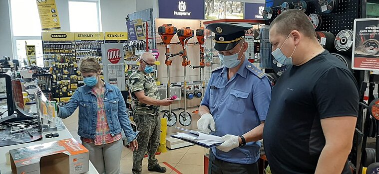 В Подмосковье проверили, как покупатели носят в магазинах маски