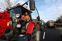 В Париже протестующие фермеры на тракторах начали блокировать шоссе