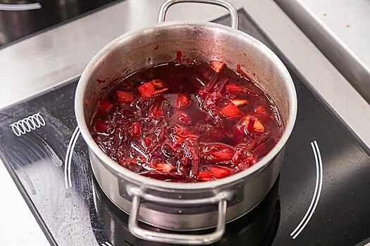 С черносливом и смородиной: битва борщей прошла в Новосибирске