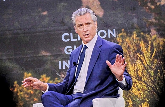 Губернатор Калифорнии назвался «лидером свободного мира» вместо Трампа