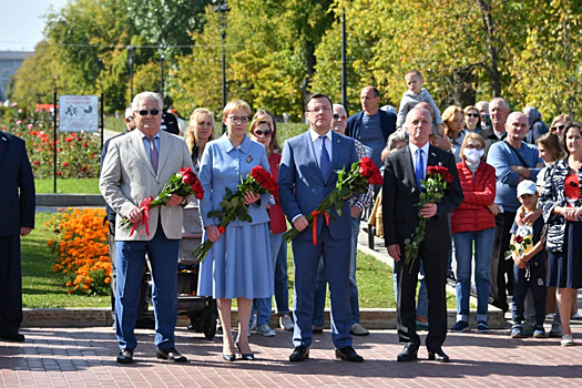 Дмитрий Азаров возложил цветы к памятнику Григорию Засекину