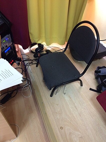 Стул слегка утоп.