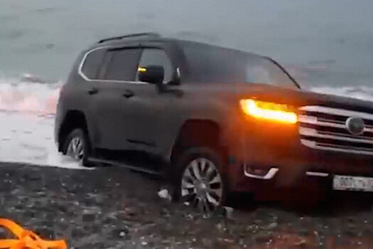В Сочи мужчина на новом Toyota Land Cruiser застрял на берегу Черного моря