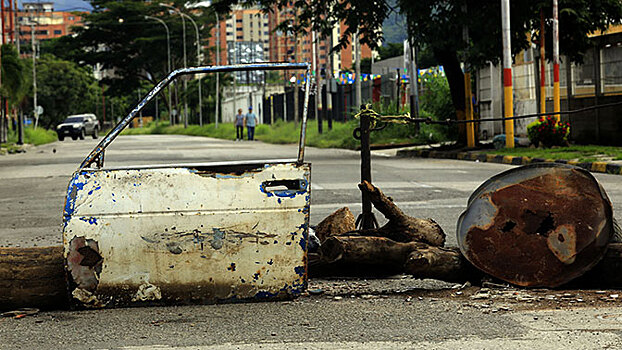 При взрыве бомбы в Каракасе пострадали семеро полицейских