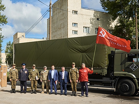 Нижегородские коммунисты отправили разведчикам гумпомощь и флаг со Сталиным