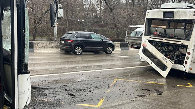 В Ростове произошло ДТП с двумя автобусами