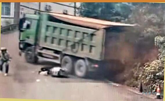 Китаец оказался на волосок от смерти и успел избежать колёс большегруза