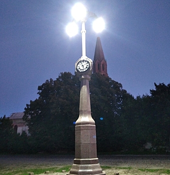Уникальный столб поселка Ясное украсили часы с боем и светильники