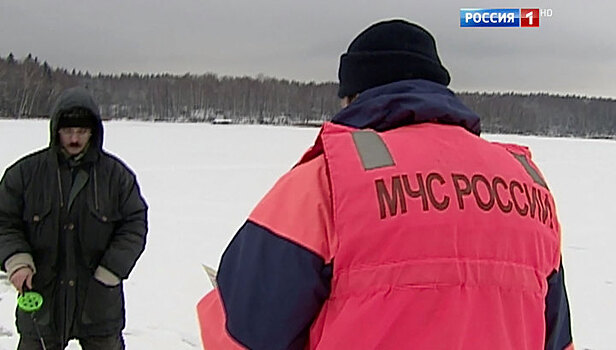 ЧП на льду: пенсионера спас мобильник, рыбака погубил самодельный мотоцикл