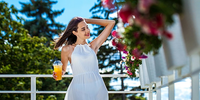 Стилист рассказала, как носить голые платья