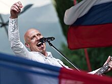Переболели COVID – и в Крым: как проводит лето семья Дениса Майданова