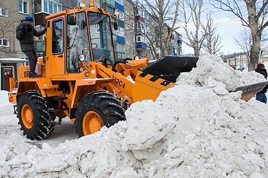 Снегопад нарушил дорожное сообщение и электроснабжение на Сахалине