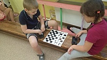 Воспитанники Родничка провели шашечные партии на новом шашечном поле