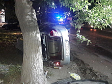 На Шехурдина такси Lada Granta врезалась в ограждение и перевернулась