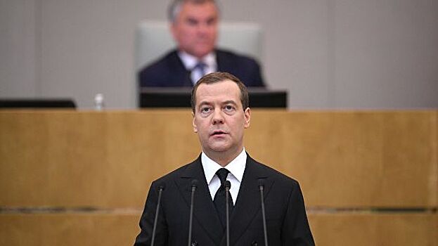 Медведев призвал взвесить различные аспекты продления оплачиваемого декрета