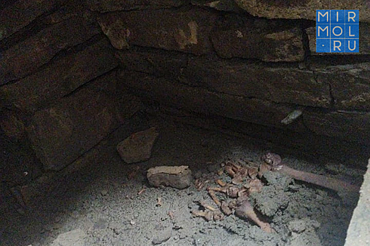 Дагестанец нашел во дворе своего дома скелеты и древние кувшины