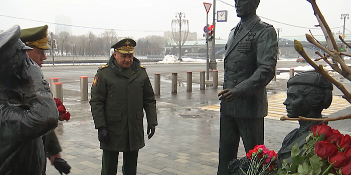 Шойгу возложил цветы к скульптуре «Офицеры» в память о Лановом