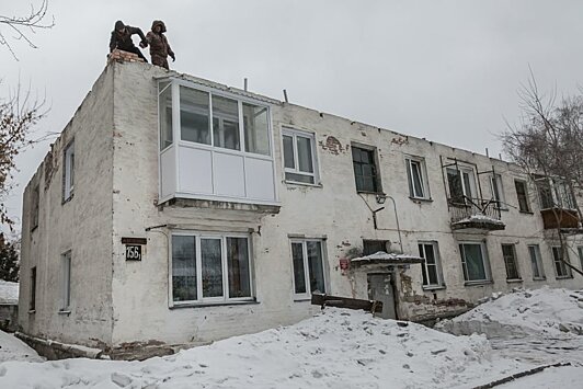 После публикаций "РГ" в доме 90-летних новосибирцев начали ремонт кровли